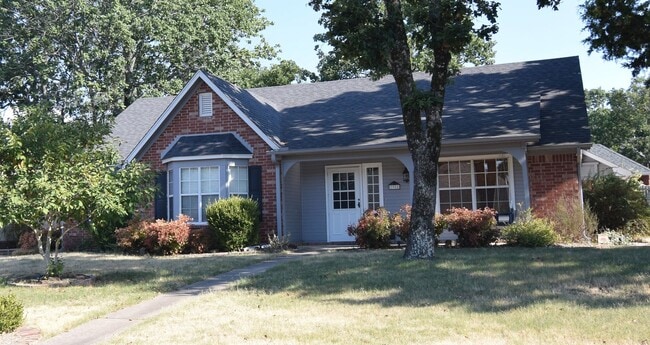 Building Photo - 3900 Bristol Ln