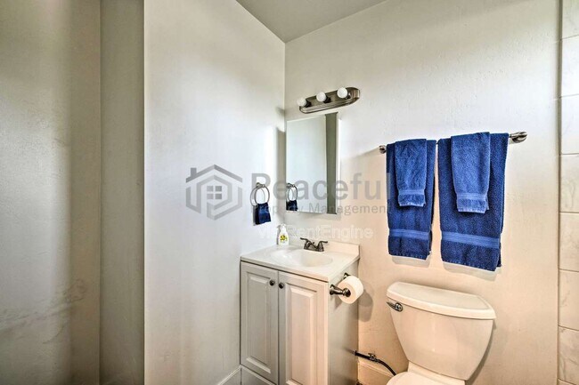 Building Photo - 462 E Haven Ave