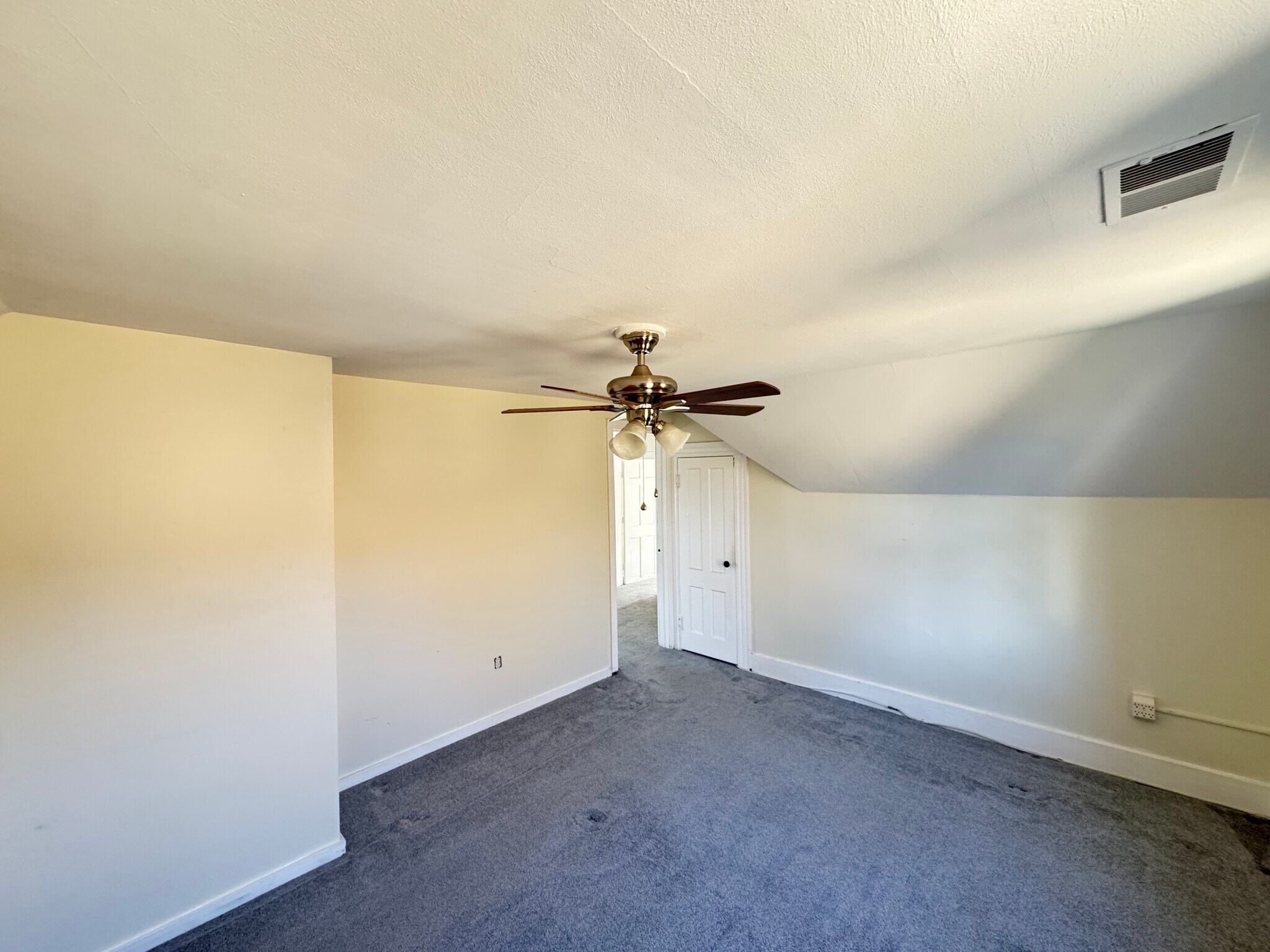 Building Photo - 103 Center St