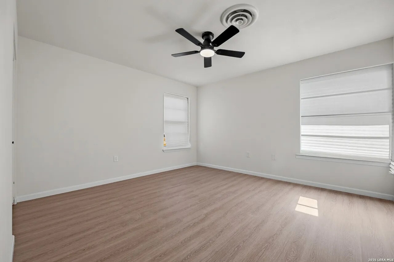 Building Photo - 209 Windcrest Dr