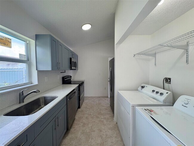 Building Photo - 20421 NW 32 Ct