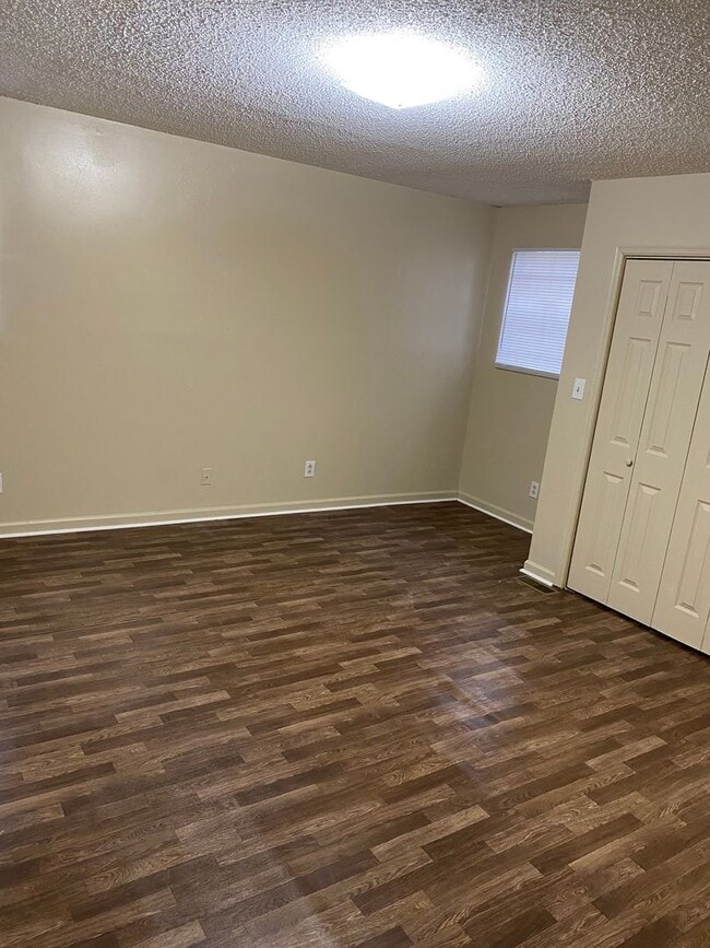 Building Photo - 3 Bed 2 Bath Brick House