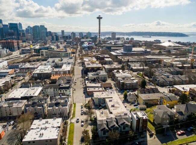 Building Photo - Queen Anne Gem with Private Balcony & Cozy...