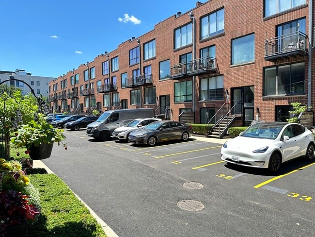Building Photo - 843 W Grace St