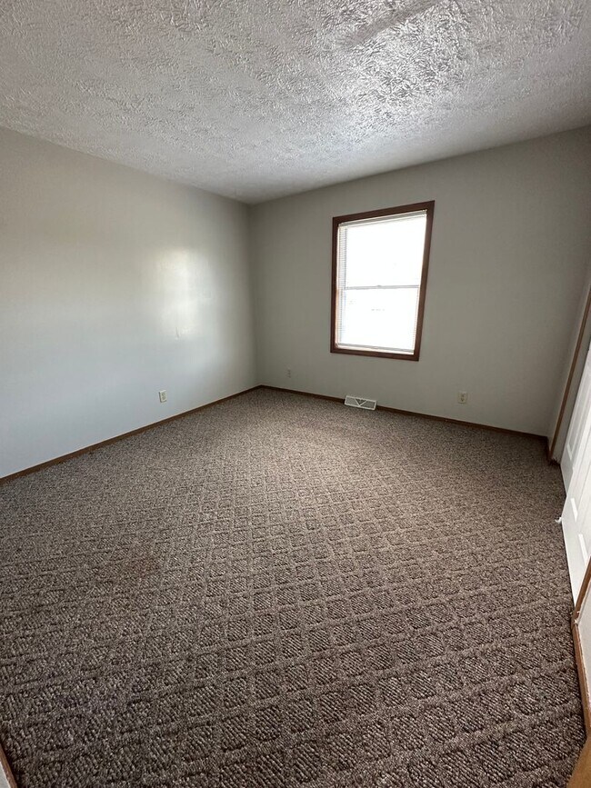 Building Photo - 3955-3965 N Meadow Ridge Dr