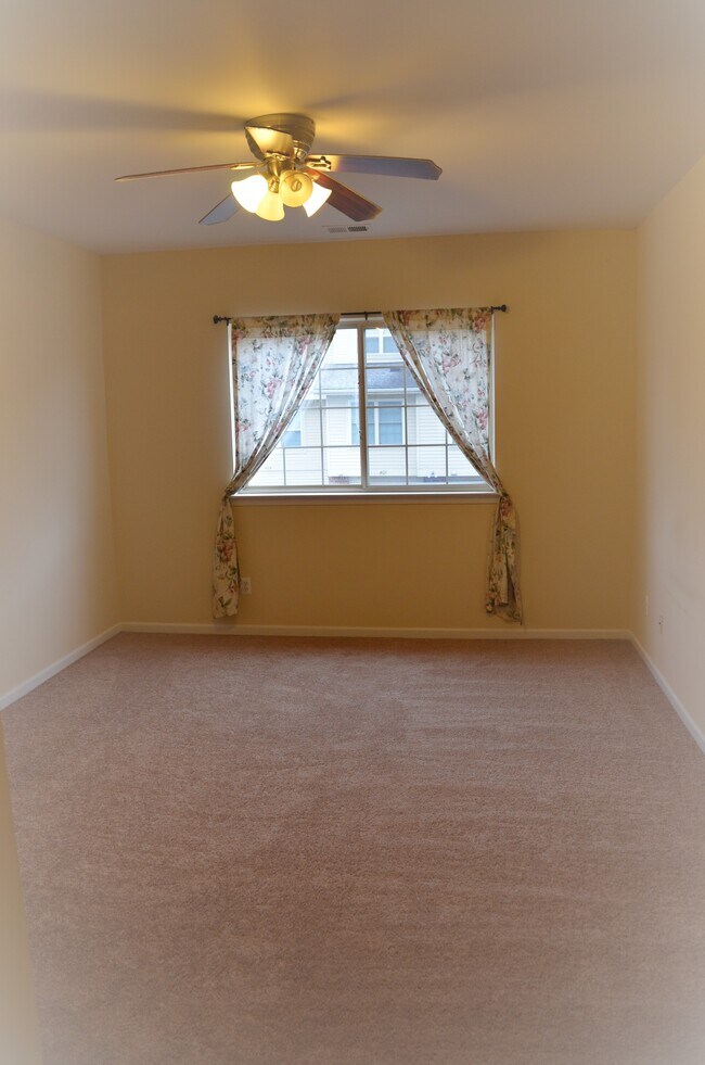 Building Photo - 474 Village Dr