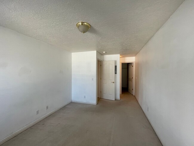 Building Photo - Great 2 bed 1 bath condo located in Countr...