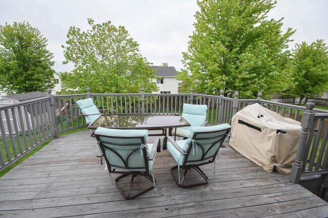 Building Photo - Exceptional home in Badger Ridge area of Rochester!