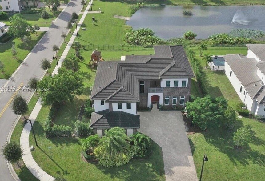 Building Photo - 6804 N Stillwater Shores Dr