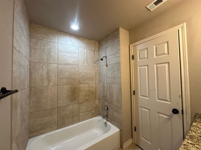 Building Photo - Town home for rent