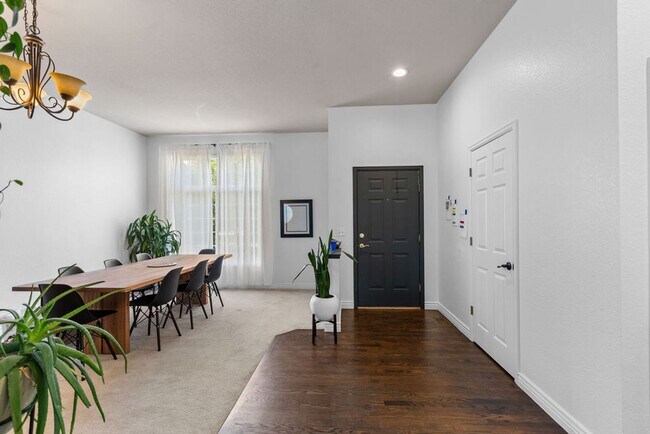 Building Photo - 5 Bedroom Available in Timber Creek