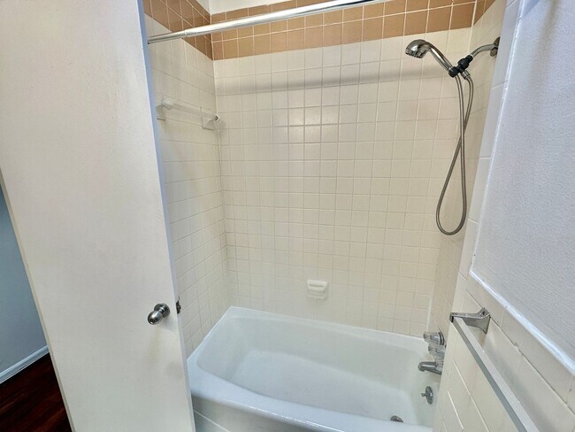 Building Photo - 2052 -Loukas