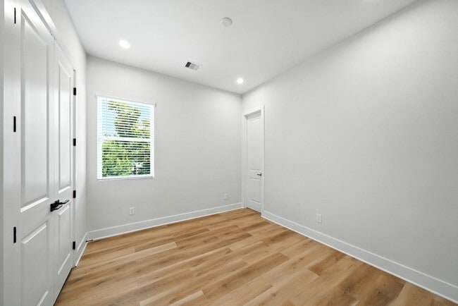 Building Photo - 2304 Hoskins Dr