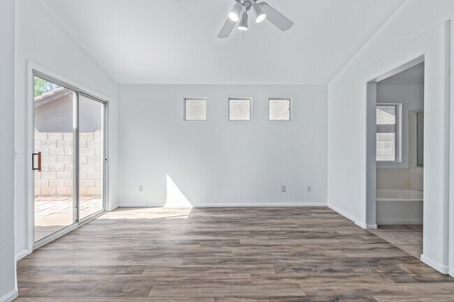 Building Photo - 3041 E Wahalla Ln