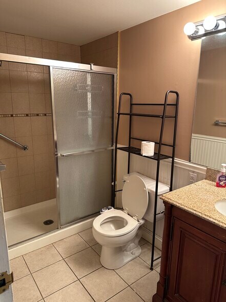 Building Photo - 1637 Oakwood Dr