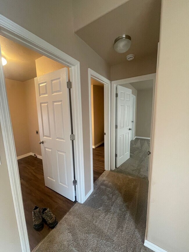 Building Photo - Freshly Remodeled 3 bed 2 Bath Townhome