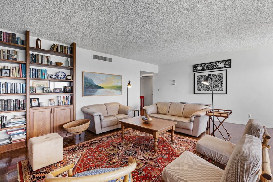 Building Photo - 601 Longboat Club Rd