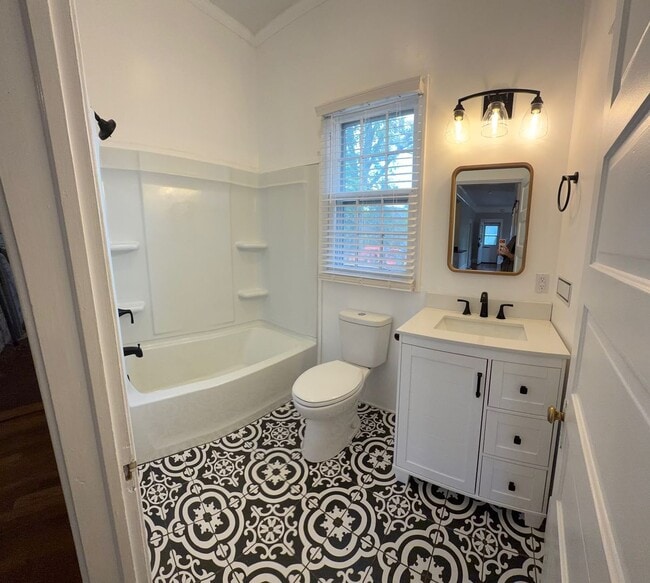 Building Photo - 205 Saluda St