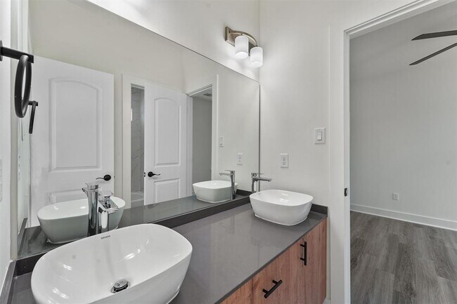 Building Photo - 855 S Victory Dr