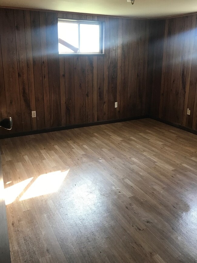 Building Photo - Two Bedroom St. Albans Apartment