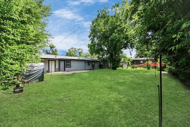Building Photo - 5738 Kenilwood Dr