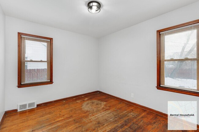 Building Photo - ~ 3 BEDROOM 1 BATH BUNGALOW SECURTIY DEPOSIT SPECIAL ~$500