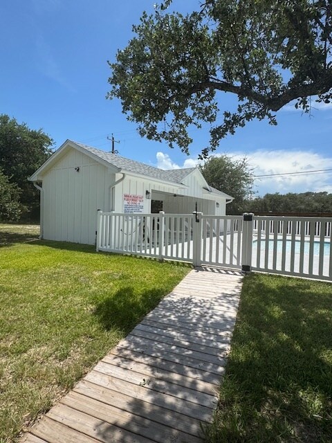 Building Photo - 136 Breezeway Dr