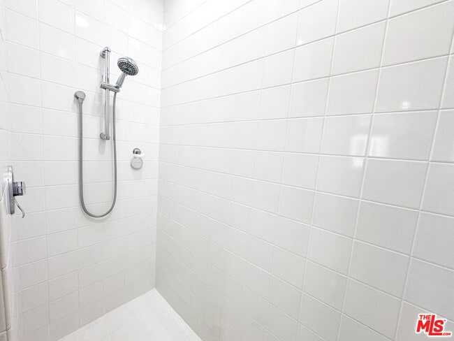 Building Photo - 3505 Ocean Front Walk