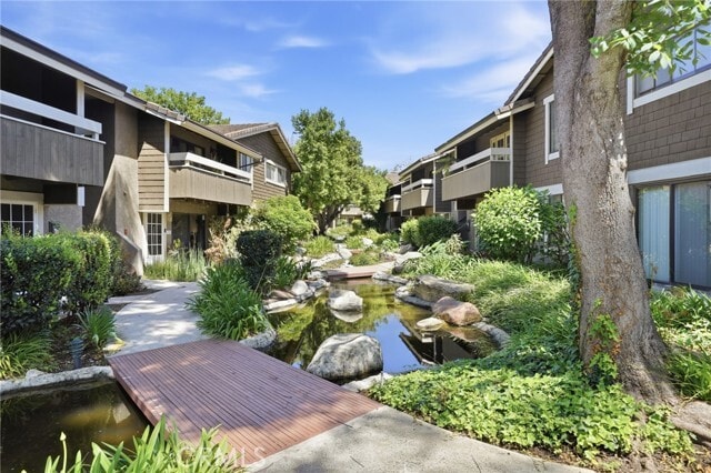 Building Photo - 185 Streamwood