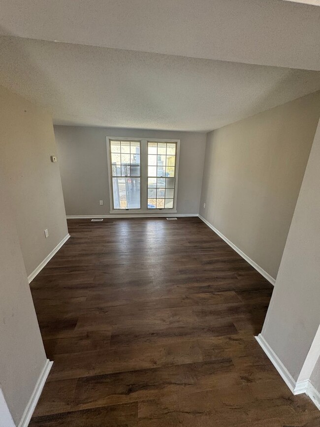 Building Photo - Townhome features 3 bedrooms and 1.5 bathr...