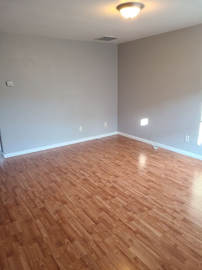 Building Photo - 3 Bed 2.5 bath Townhome