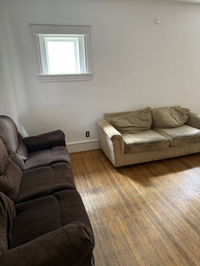 Building Photo - 605 E 19th St