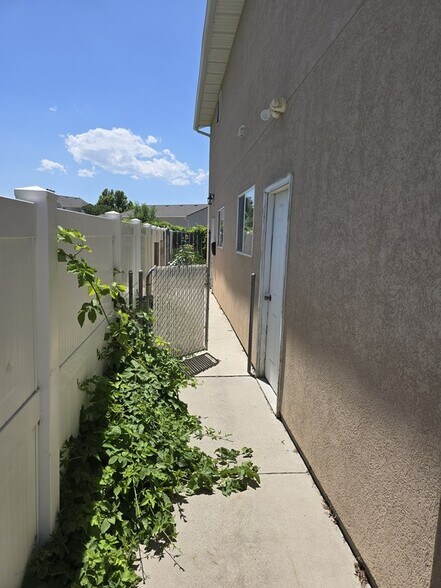 Building Photo - 12106 2570 W