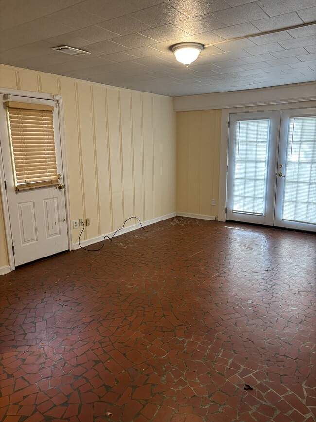 Building Photo - 534 S Reese St
