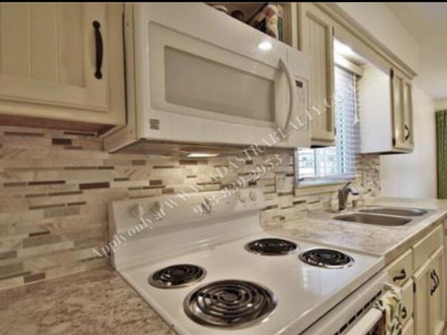 Building Photo - Adorable 3 Bed 2.5 Bath Duplex in Olathe-Available in JULY!!
