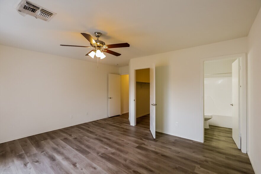 Building Photo - 5725 E Flower Cir