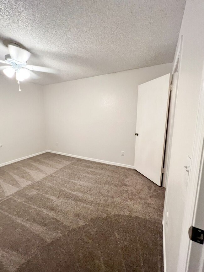 Building Photo - ** FOR SALE w/ FRI Agent ** TW4013