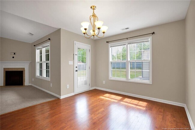 Building Photo - 672 Hogart St