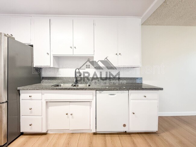 Building Photo - 6039 Whitsett Ave