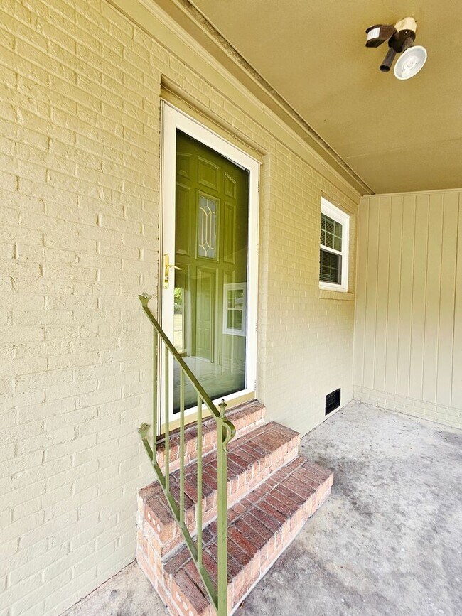 Building Photo - 7526 Bridgeman Dr