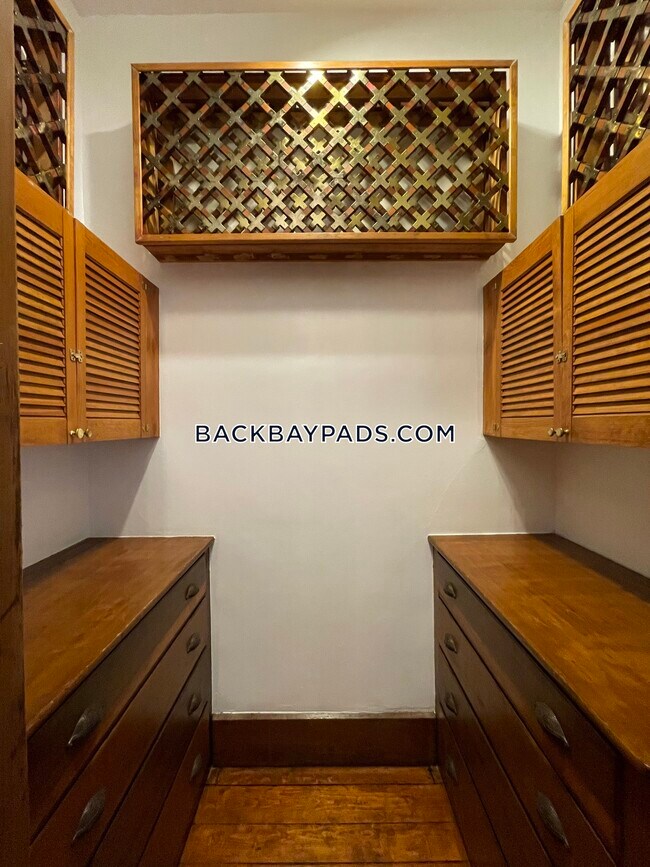 Building Photo - 370 Marlborough St