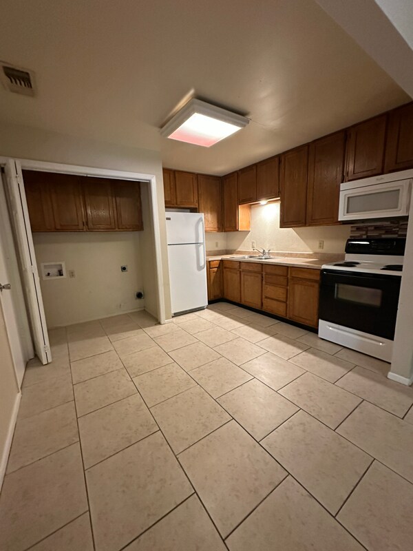 Building Photo - 212 W Val Verde Cir