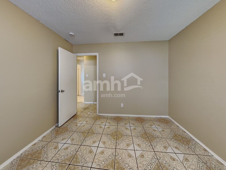 Building Photo - 702 Castlewick Ct