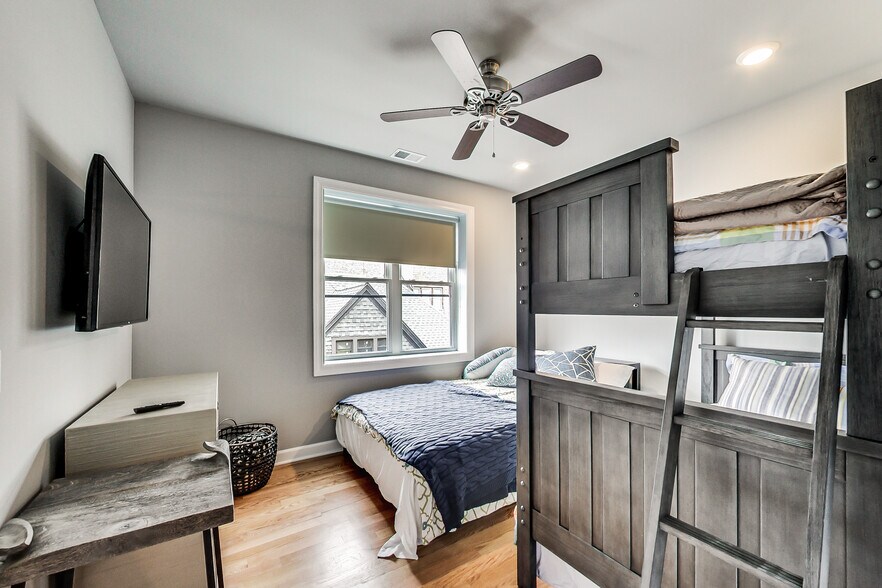 Building Photo - 5117 S Kenwood Ave