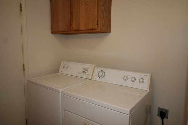 Building Photo - **Winter Special** 2 bed 1 bath duplex