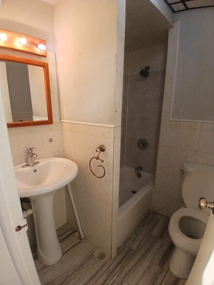 Building Photo - 486 21st Ave