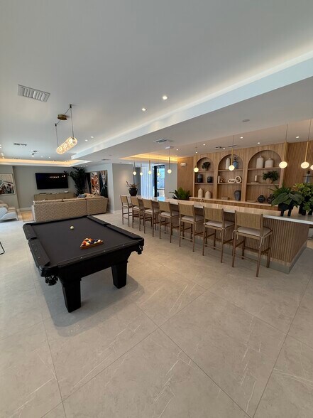 Building Photo - 830 SW 9th Ct