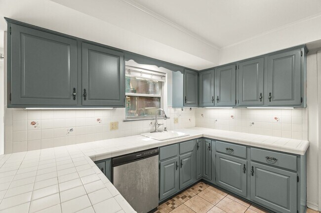 Building Photo - 2825 Inwood Ln