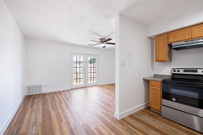 Building Photo - 2217 Mission Hill Dr