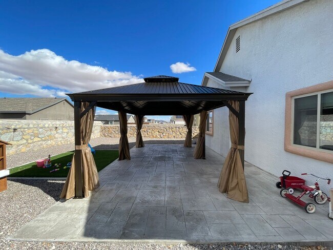 Building Photo - Modern Elegance Meets Comfort in This Pristine Eastside Home